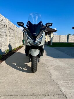 Predám Honda Forza 125 s originál kufrom a veľkým plexi - 3