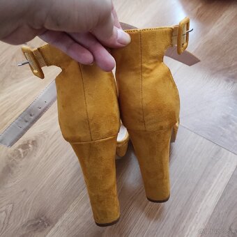 Horčicové sandále na platforme - 3