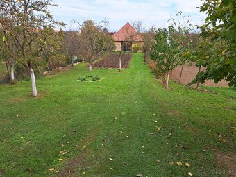 NEPREHLIADNITE -rodinný dom s veľkým pozemkom a stodolou - 3