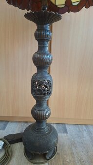 Tiffany štýl stojacia lampa – vitrážové sklo, kovová noha - 3