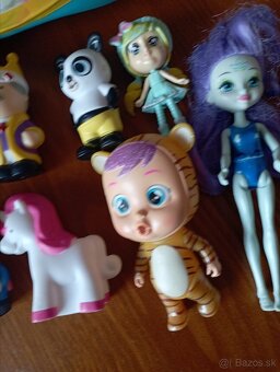 Detská prilba s figúrkami na hranie. - 3