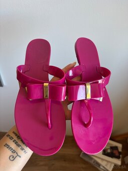 Michael Kors sandálky v magenta farbe - 3