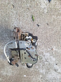 Mercedes w124 combi zadny zamok 5tych dveri - 3