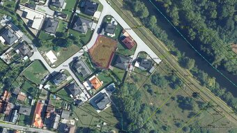 Pozemok 838m² s moderným projektom RD a stavebným povolením - 3