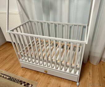 Detská buková postieľka so zásuvkou a kolieskami - 3