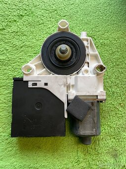 Motorček sťahovania okna ĽAVÝ PREDNÝ Audi A3 8P - 3