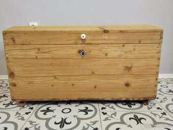 Starý, velký, dřevěný kufr, truhla po renovaci 2 - 3