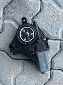 Pravy predny motorcek stahovania okna Octavia 2 - 3