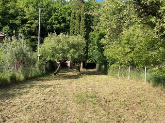 pozemok s chatou a potokom, miesto na celoročné bývanie - 3