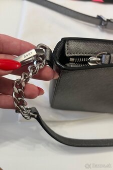Strieborná crossbody DKNY kabelka - 3