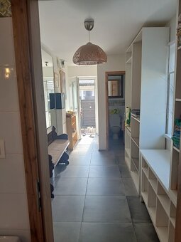 Prenajmem velky 130m2 byt so zahradkou v dvojdome Marianka - 3