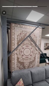 Stojan na koberce do predajne - 3