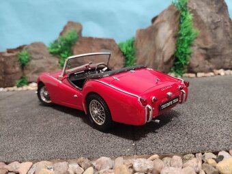 prodám model 1:18 Triumph TR3a KYOSHO - 3
