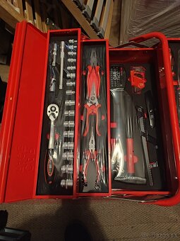 Kovovy kufrík s náradím - 3