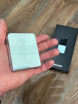 Samsung Galaxy Z FLIP 5 // SM-F731B - 3