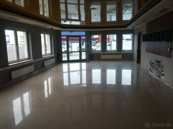 budova pri Tescu - 3