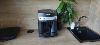 Predám automatický kávovar De'Longhi Magnifica ESAM 3000.B - 3