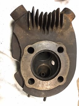 NSU 351S, OS liatinová hlava na vinuté pružiny - 3