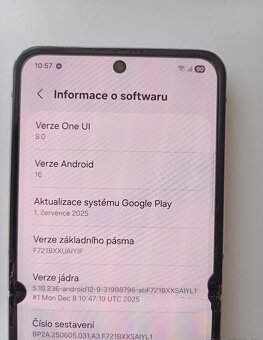 Samsung Galaxy Z Flip 4 - 3
