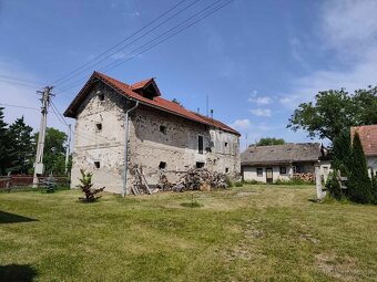 Historická sýpka s potenciálom a útulná drevenica v Keviciac - 3