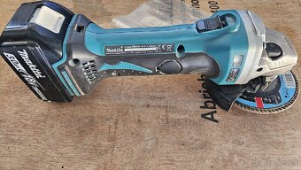 Uhlova aku bruska makita DGA452RFJ - 3
