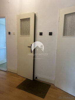 Zachovalý dvojizbový byt s lodgiou v absolútnom centre Komár - 3