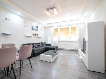 REZERVOVANÉ 2 a pol izbový byt s loggiou - zariadený - 61 m2 - 3