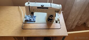 Šijací stroj Łucznik v stolíku (70.–80. roky)
- 3