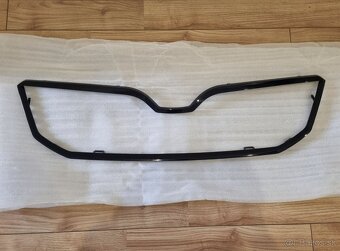 PREDNA MASKA OCTAVIA RAMCEK GRILU MASKY CIERNY - 3