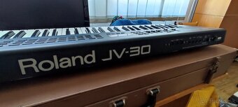 Predám Roland JV-30 - 3