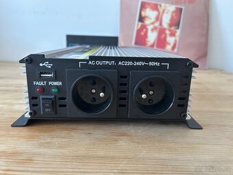 Menič napätia Carspa (inverter) z 12v na 230v + USB 1600w - 3