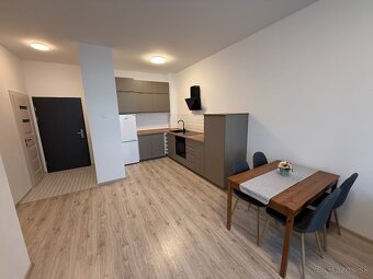 APEX reality prenájom zariadeného 2i. s balkónom v Hlohovci - 3