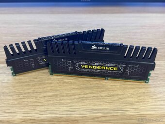 16GB DDR3 Corsair 1600Mhz - 3