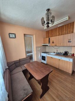 Na predaj priestranný 3-izbový byt s garážou, obec Koš (okre - 3