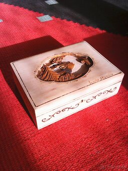 doza drevena zdobena- jelen - 3