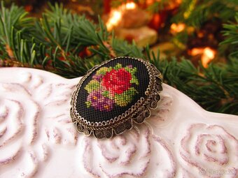 Stará filigránová brošňa s výšivkou, Ag 800 - 3