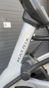 Eliptický trenažér Matrix E7xe - 3