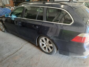 Rozpredam BMW E61 530D farba modra oriental blau. - 3