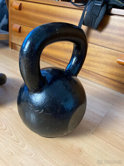 Predám liatinové kettlebely - 2x12kg a 1x20kg - 3