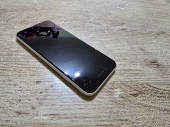 Iphone se 2020 biely plnefunkcny telefon s nabijacim kablom - 3
