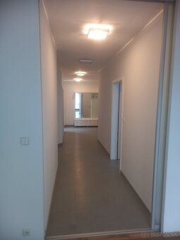PONÚKAME NA DLHODOBÝ PRENÁJOM 3-izbový byt s 80 m2 terasou - 3