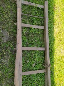 Predám tento pevný masívny drevený rebrík. Výška :210 cm , š - 3