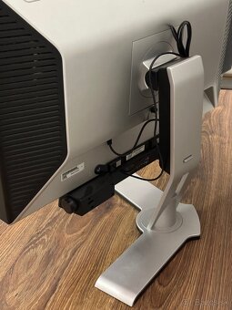 Dell Ultrasharp 24 LCD - 3