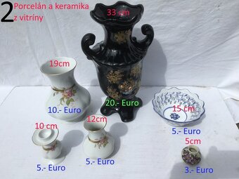 Farebné sklenené predmety z vitríny - 3