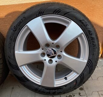 5x112 R17 7J ET48 + 225/45 R17 letné - 3