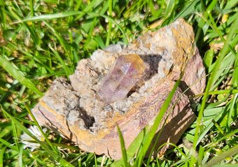 29mm kryštál Ametystu s kryštálmi kalcitu v ryolite, Namíbia - 3