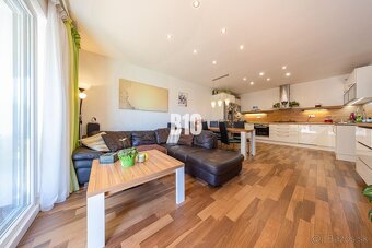 ÚTULNÝ 4 IZBOVÝ RODINNÝ DVOJDOM S BAZÉNOM A TERASOU - 3