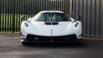Koenigsegg Jesko Attack, Crystal White & Draco Red - 3