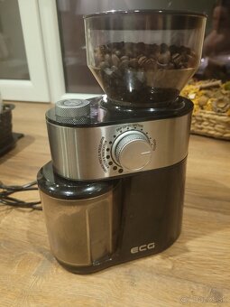 Pákový kávovar De'Longhi Dedica EC 685.BK - 3