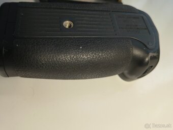 Nikon MB-D10 battery grip - 3